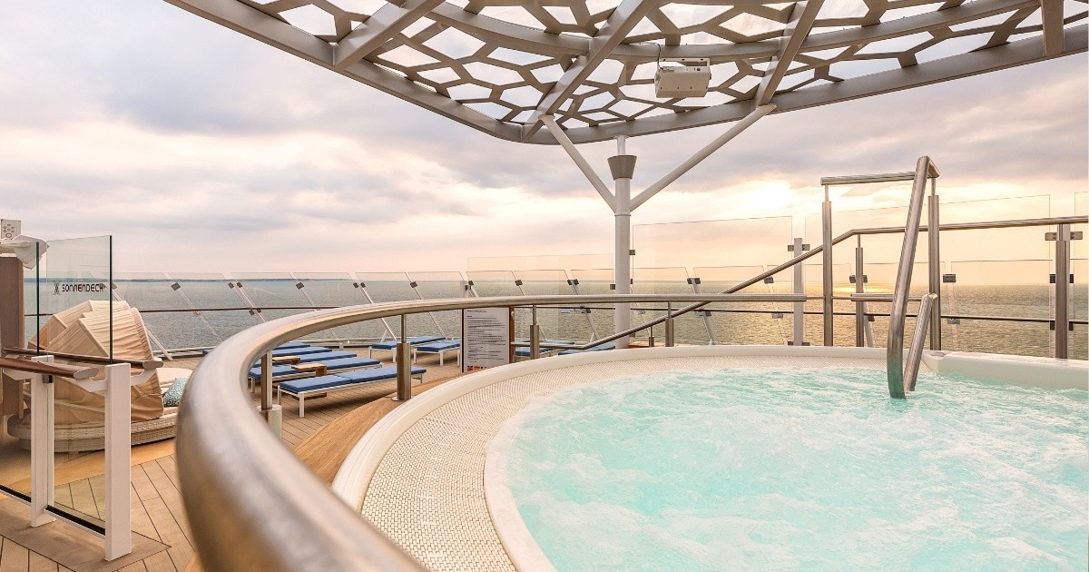 X-Sonnendeck auf Mein Schiff 6 mit Whirlpool und Liegen sowie Meerblick auf Sonnenuntergang