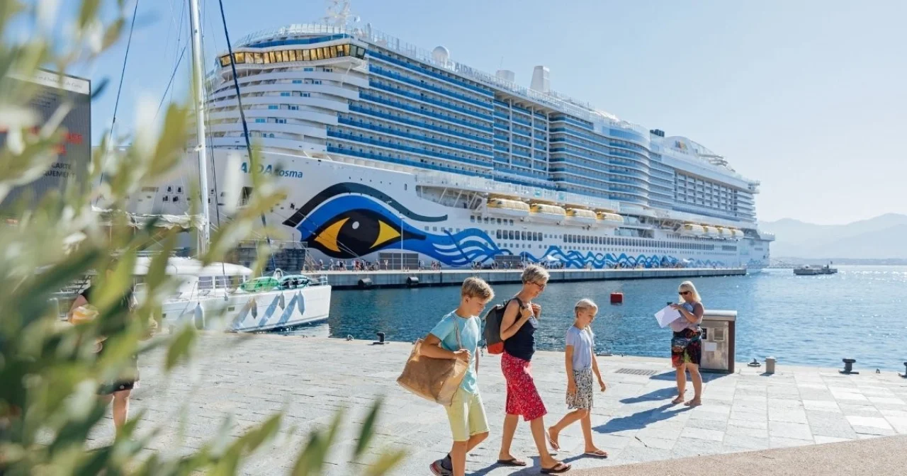 Familie vor AIDA Schiff während Ferienurlaub