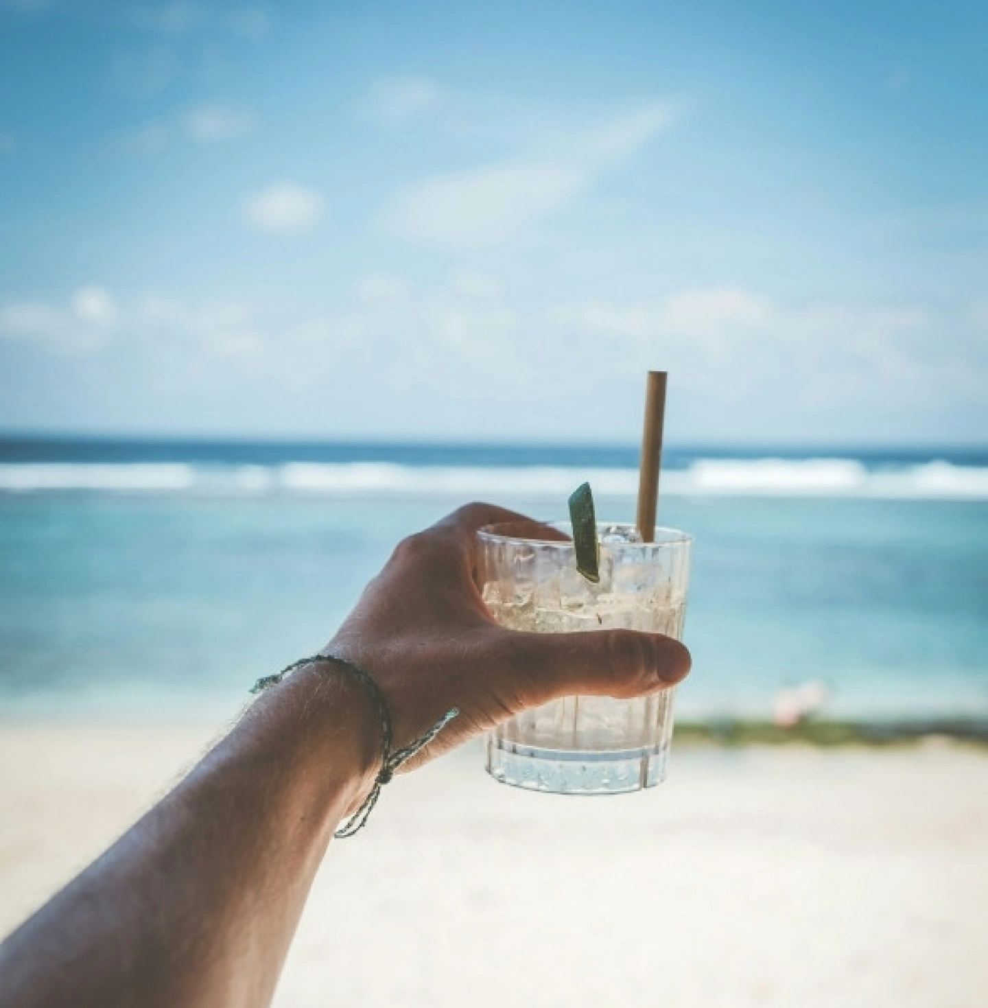 Alleinreisende Drink am Strand