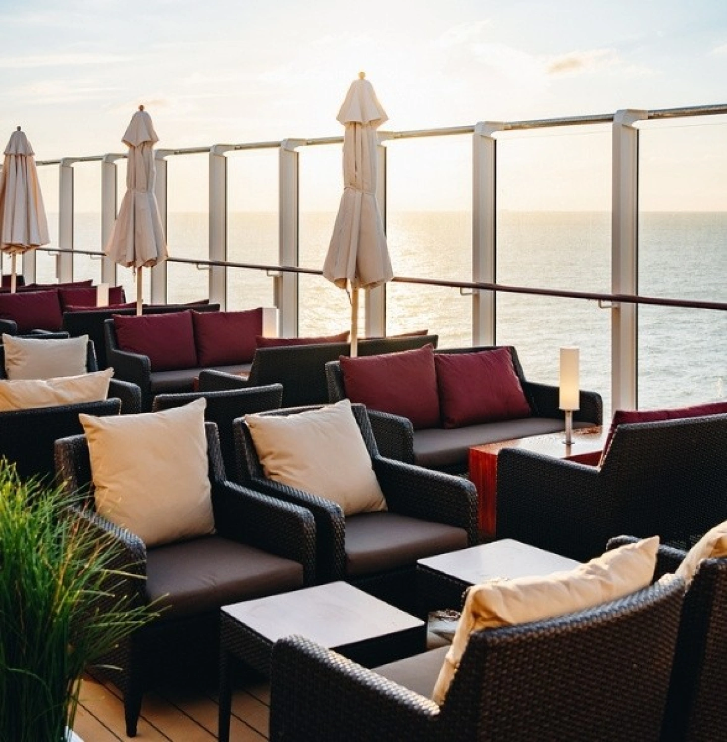 Loungemöbel mit Meerblick auf Außendeck