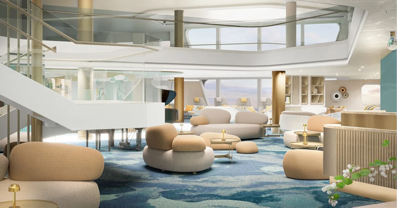 Lichtdurchflutetes Atrium im Innenbereich der Mein Schiff Flow