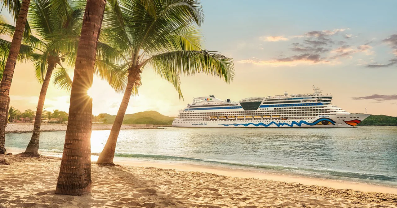 AIDA Schiff vor Karibikstrand