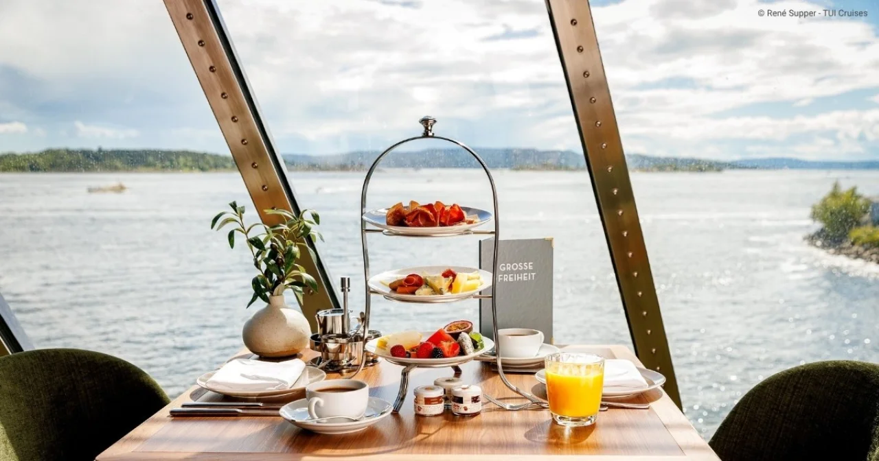 Etagere beim Frühstück an Bord von Mein Schiff 7