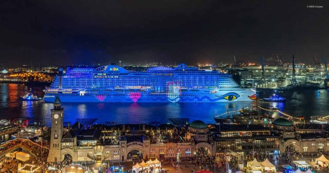 AIDA Schiff in Hamburg bei Hafengeburtstag