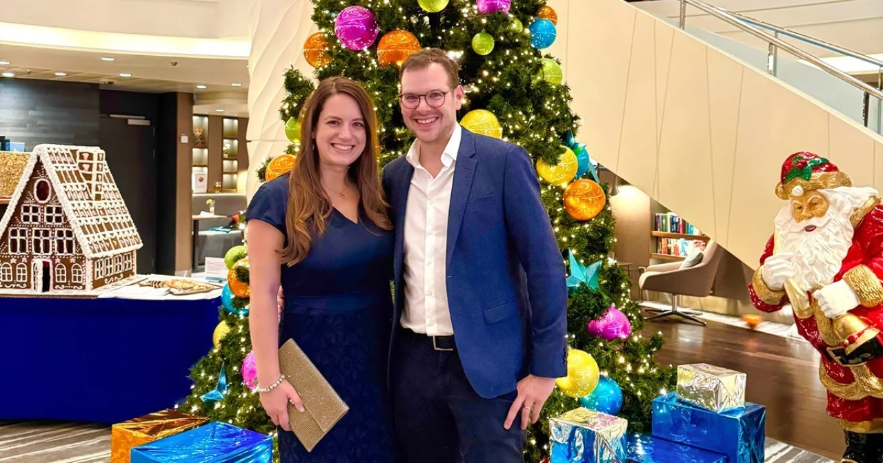 Rebekka und Johannes an Bord von Mein Schiff 6 vor Weihnachtsbaum