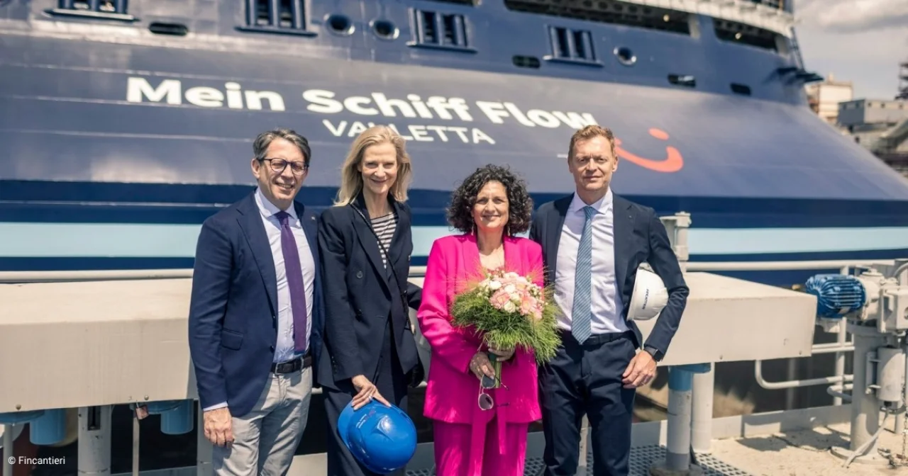 Aufschwimmen der Mein Schiff Flow in Italien in der
Fincantieri Werft in Monfalcone