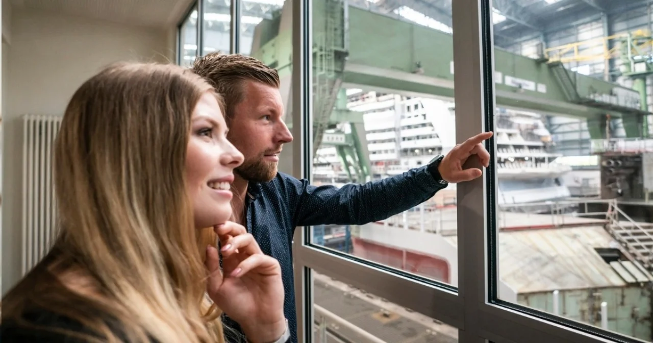 Pressefoto zeigt Besucher bei Führung in Meyer Werft in Papenburg