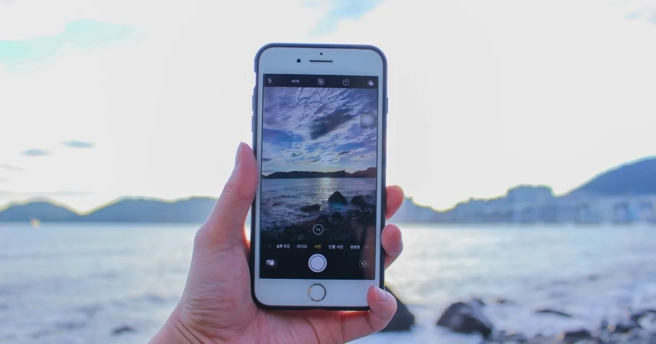 Mit Smartphone am Meer