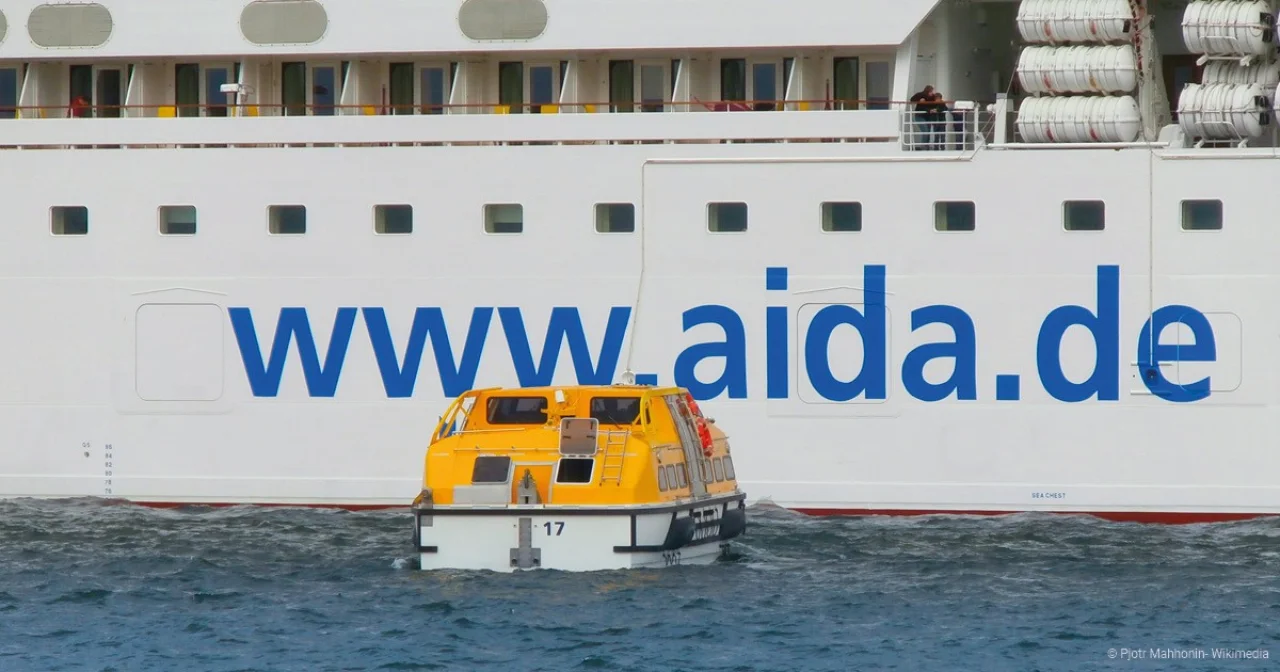 Tenderboot vor AIDA Schiff