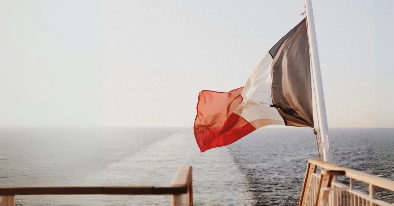 Flagge am Heck eines Kreuzfahrtschiffes