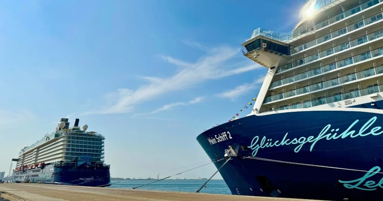 Mein Schiff 2 und Mein Schiff 5 im Sommer im Hafen