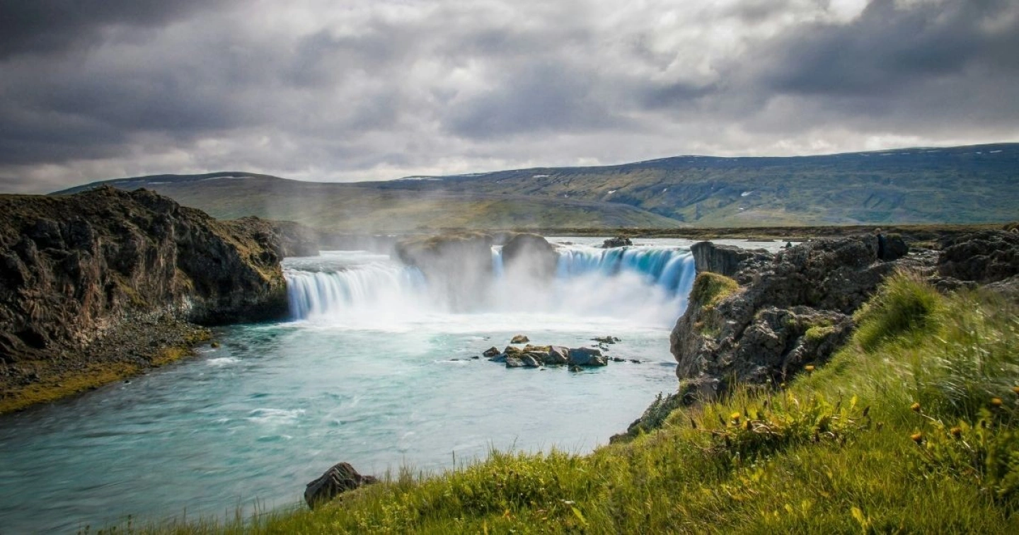 Der 30 Mezter breite Goðafoss ist einer der bekanntesten Wasserfälle Islands.