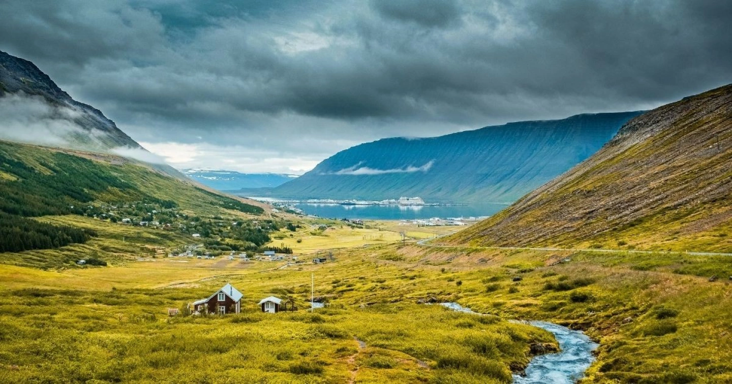 Die Kleinstadt Ísafjörður ist die größte Ortschaft der Nordwestfjorde Islands.
