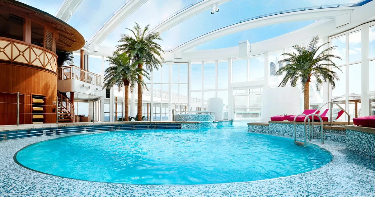 Überdachter Pool auf AIDAprima im Beach Club