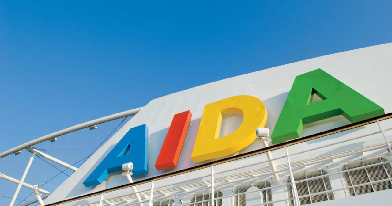 AIDA Schriftzug an Bord