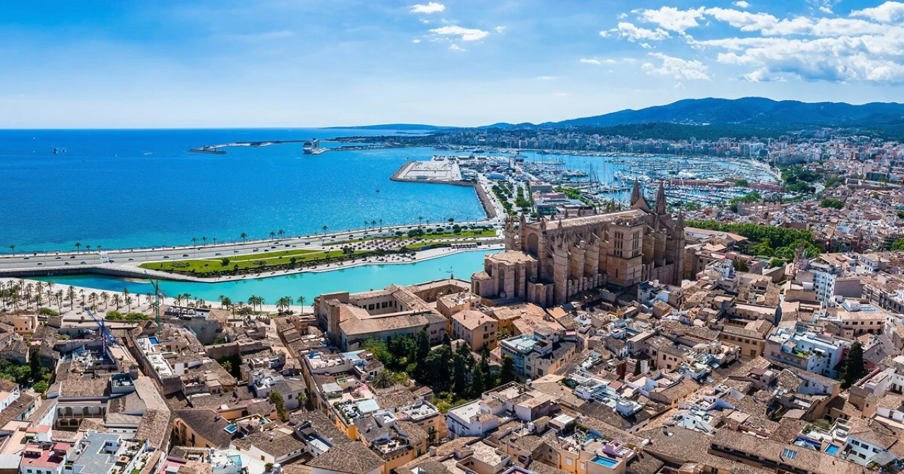 Panoramablick auf Palma de Mallorca mit Kathedrale und Hafen