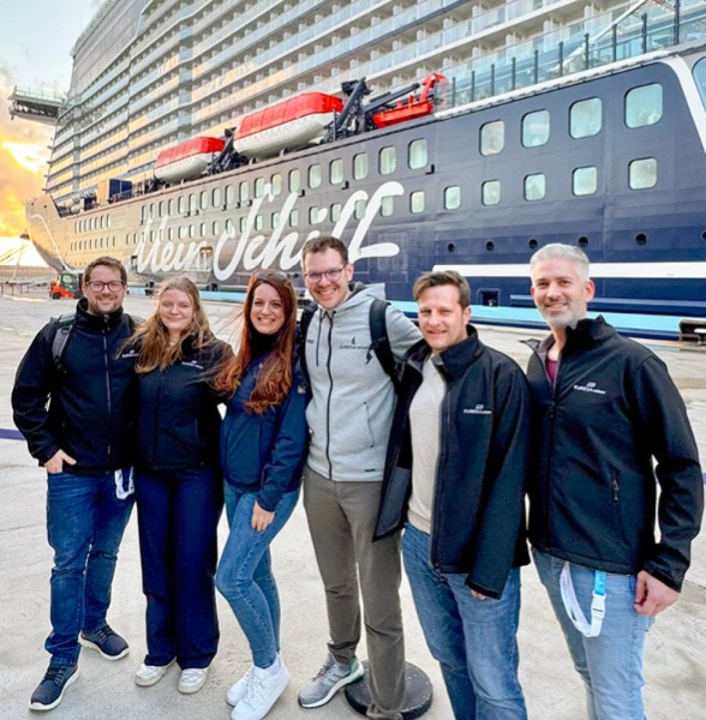EURESAreisen Team vor Mein Schiff Relax