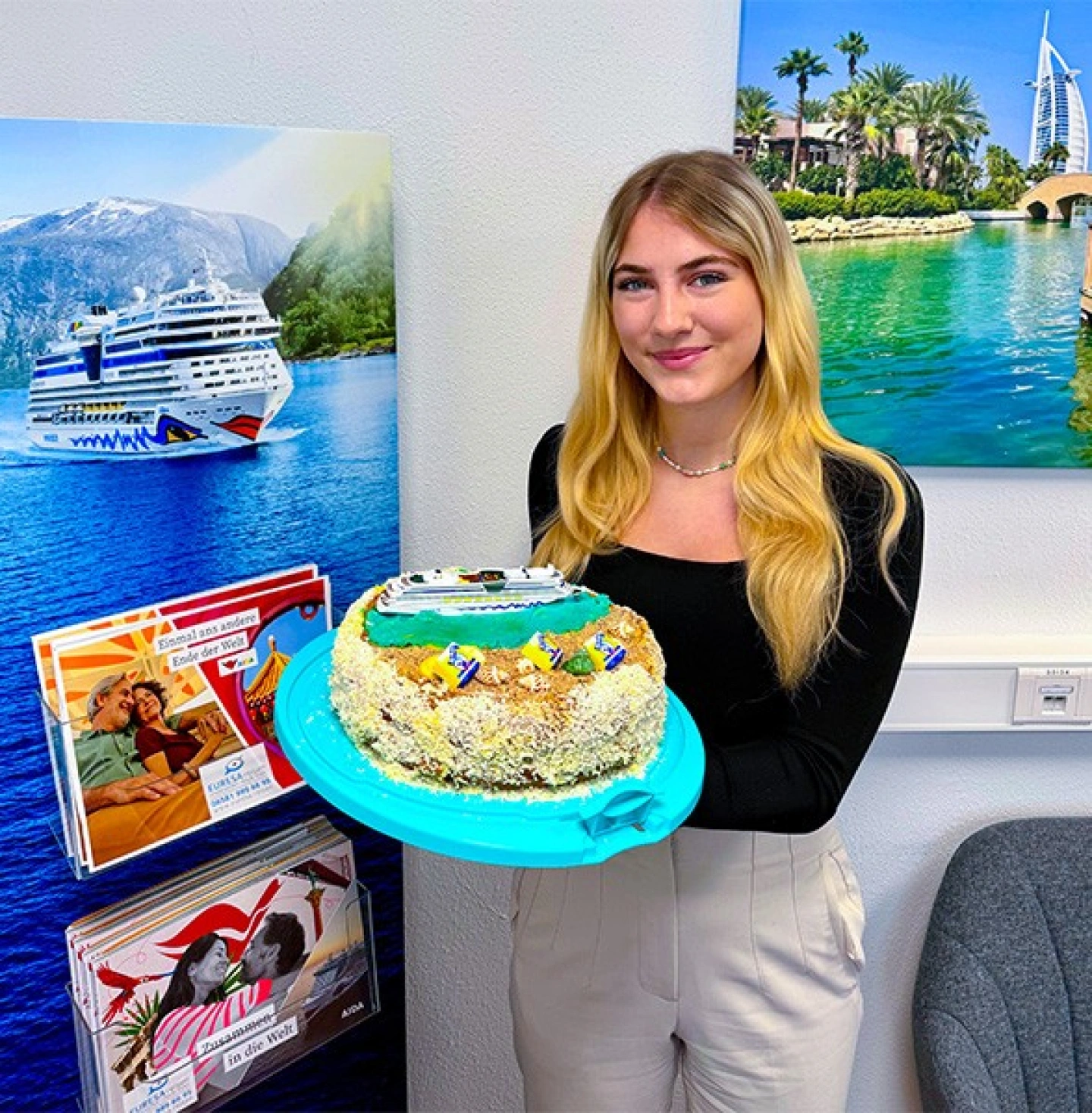 ÉURESAreisen Mitarbeiterin Marie mit AIDA Kuchen