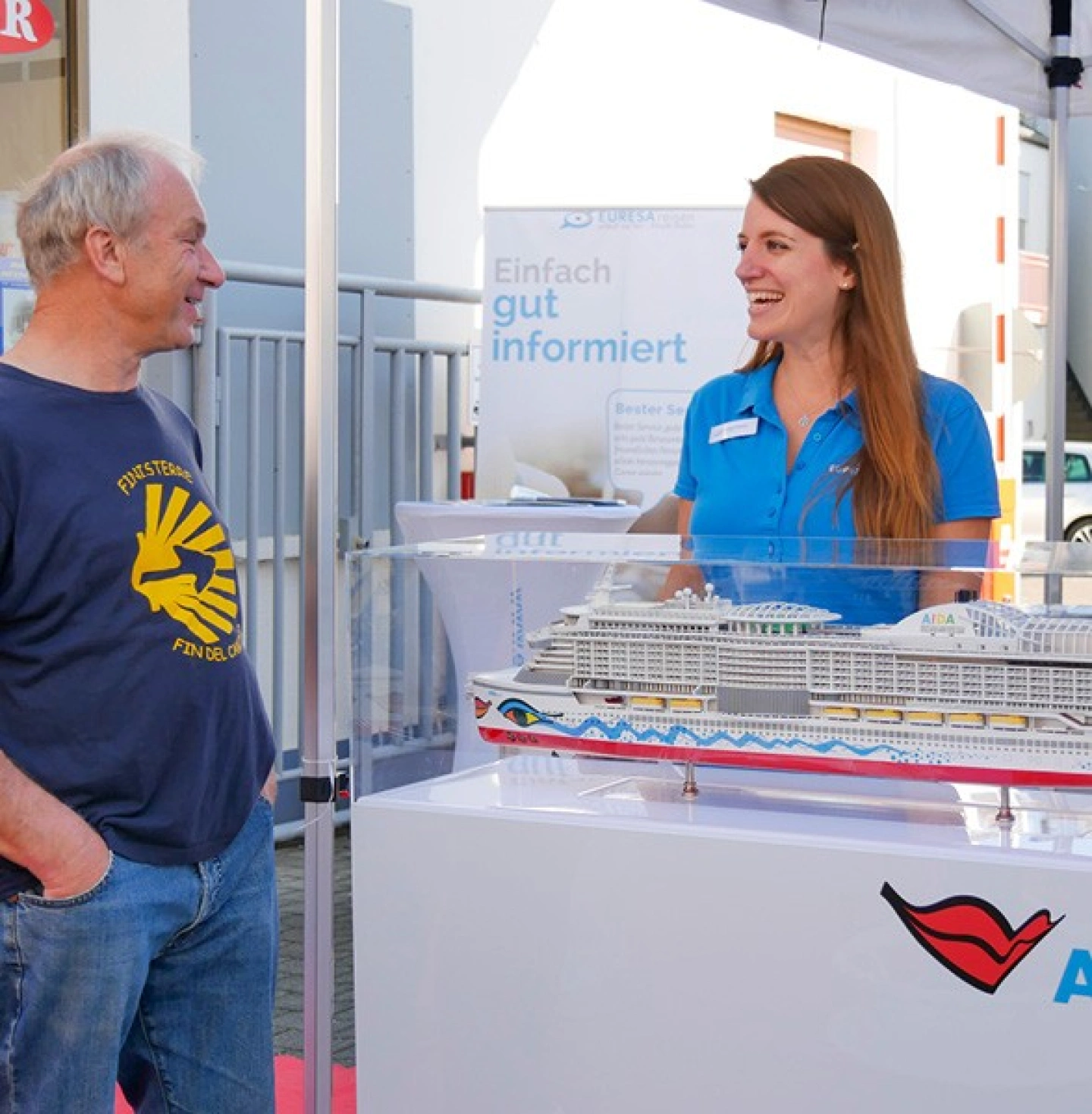 Rebekka an Infostand