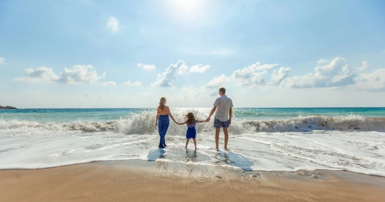 Familie im Urlaub am Strand