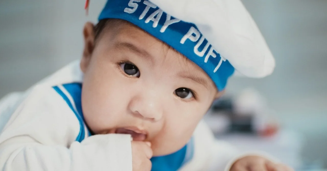 Baby mit Kapitänsmütze