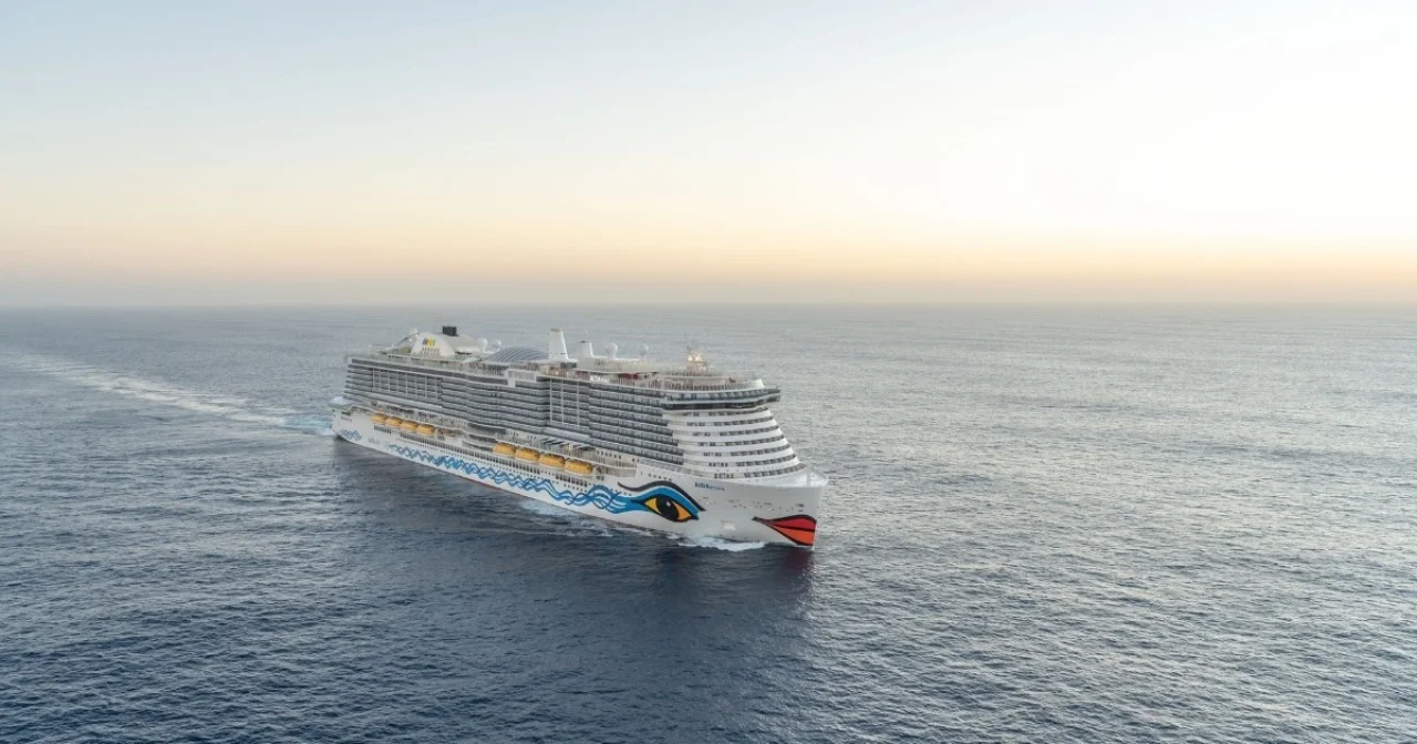 AIDAvova bei voller Fahrt auf dem Meer