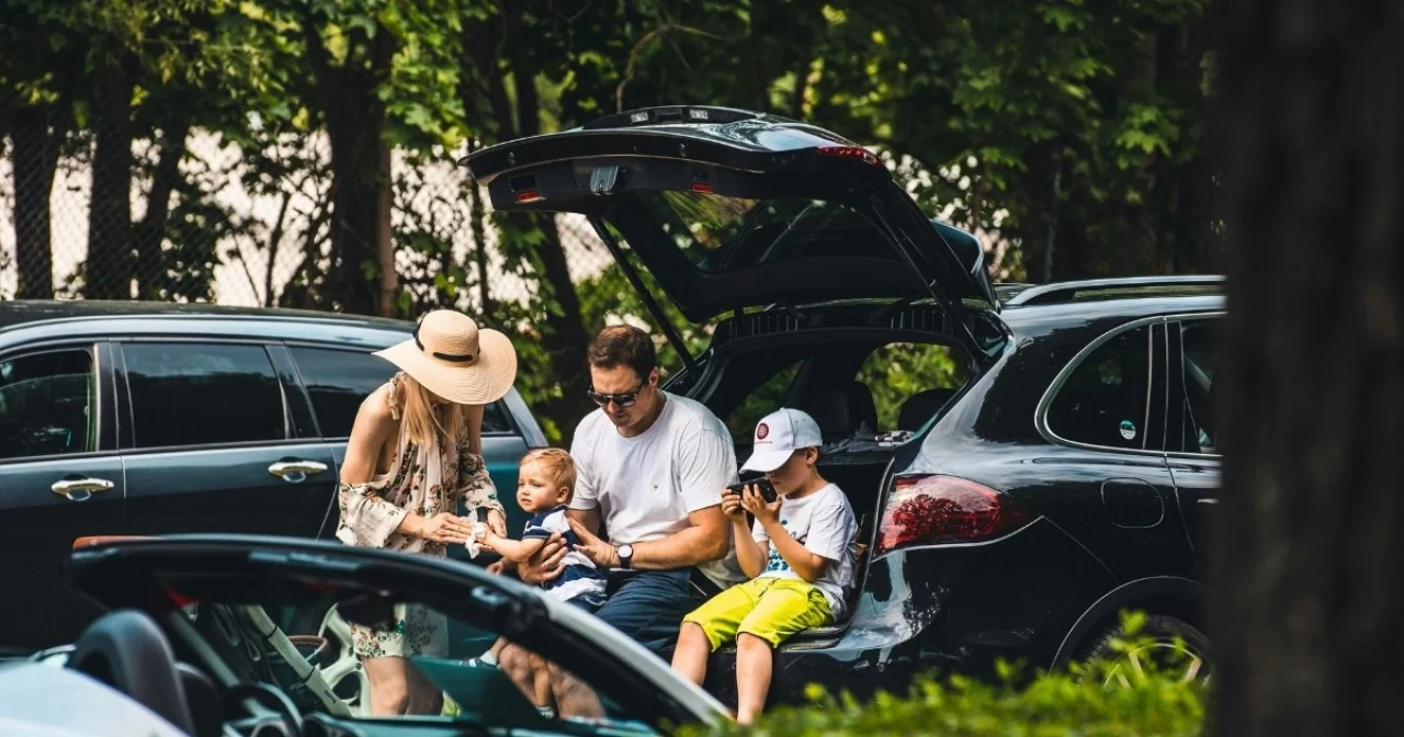 Familie reist mit PKW in Urlaub und macht Pause