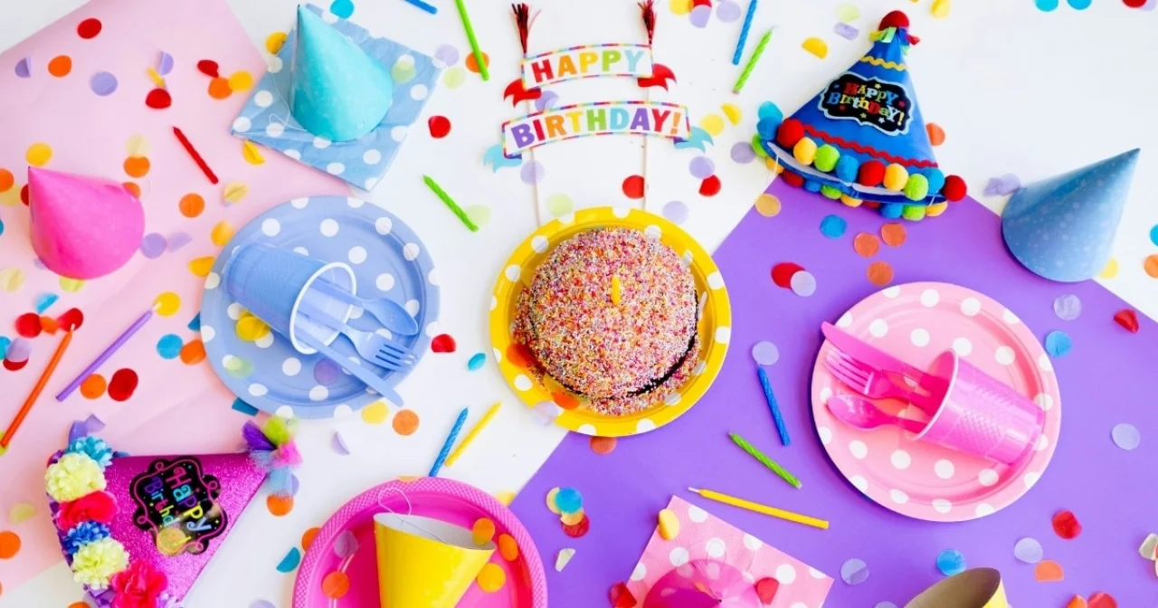 Dekorierter Tisch für einen Kindergeburtstag