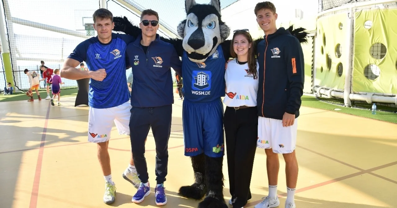 Rostock Seawolves Maskottchen auf AIDA Schiff posiert für Basketball Camp