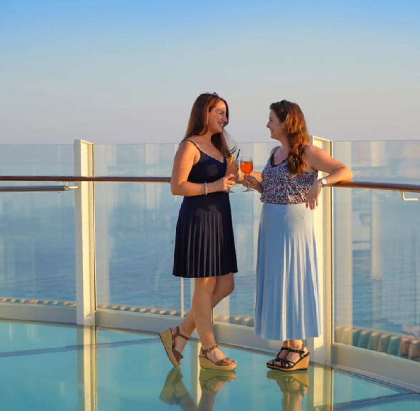 EURESAreisen Kolleginnen Rebekka und Katharina stoßen auf Schiffsreise an