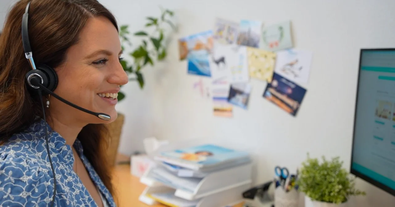 EURESAreisen Head of Sales Rebekka ist am Telefonieren