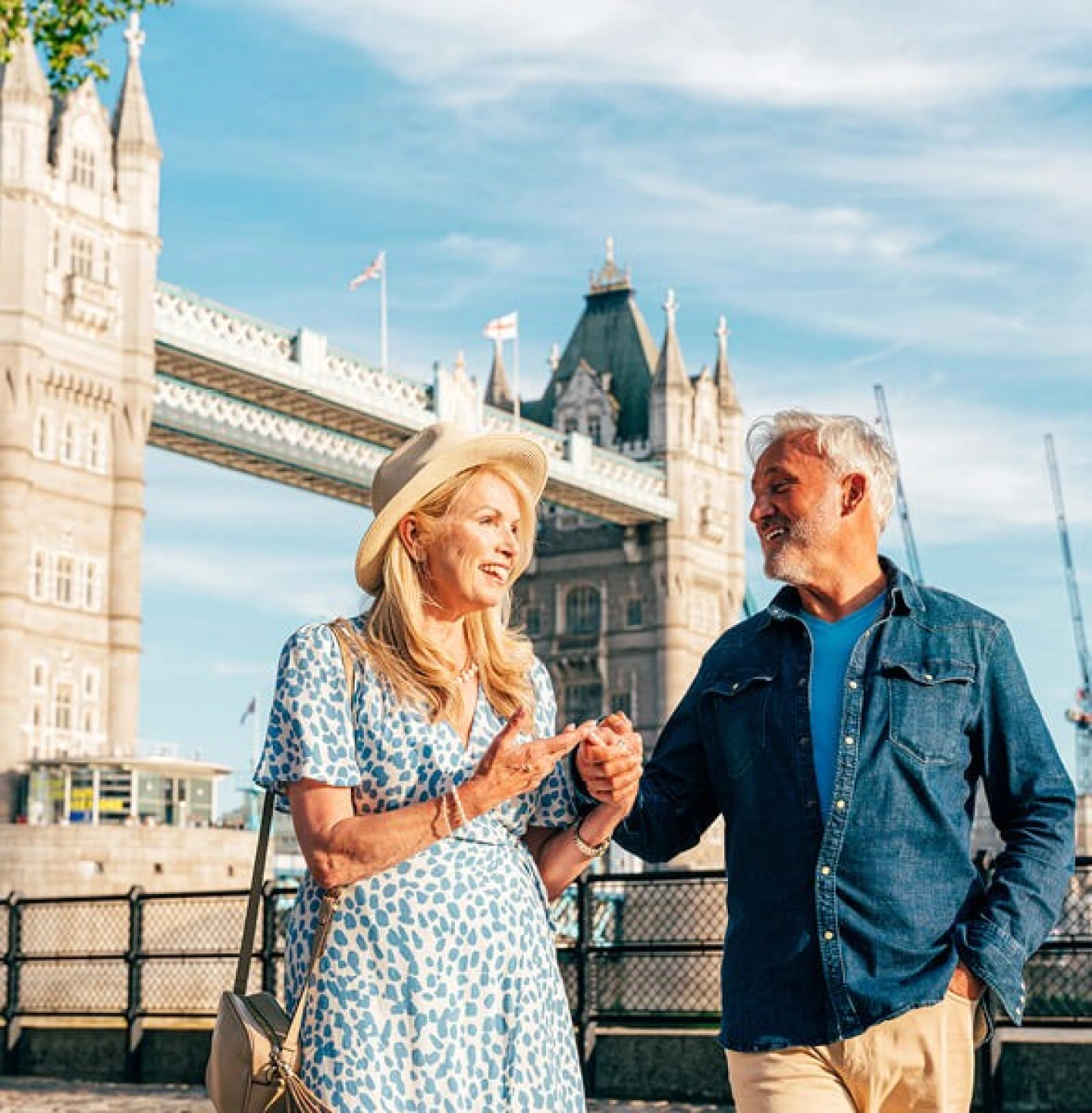 Älteres Paar bei Städtetrip