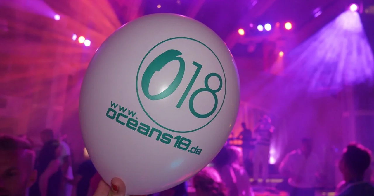 Luftballon mit Oceans18 Aufdruck auf AIDA Schiff während Party